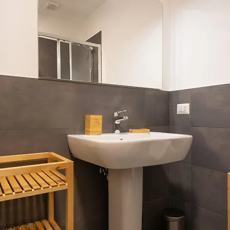 Guesthost - Urban House Carducci - شقة